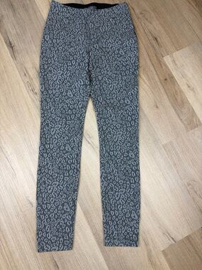Lysse New York Gray Leopard Print Leggings. Size Small